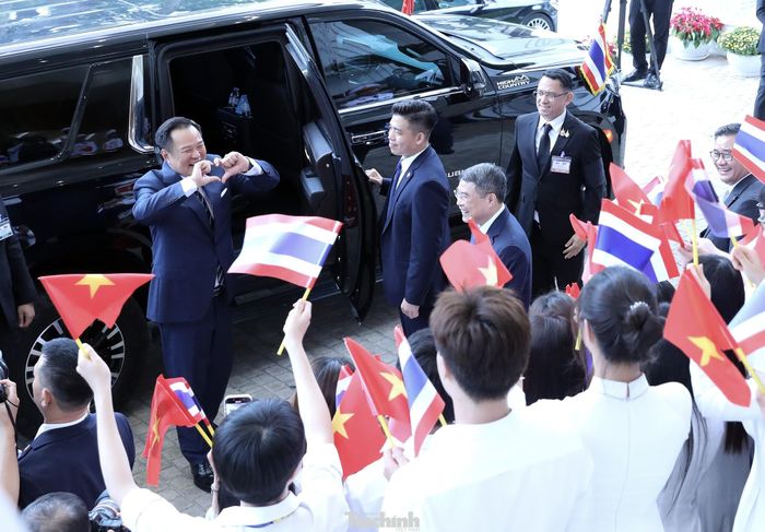 Trước khi lên xe để tiếp tục các chương trình làm việc tiếp theo. Thủ tướng Thái Lan làm biểu tượng hình trái tim gửi tới người đồng cấp bên phía Việt Nam và các bạn trẻ tham gia thành phần đoàn, trước tình cảm và sự tiếp đón nồng hậu của lãnh đạo và nhân dân Việt Nam dành cho Thái Lan.