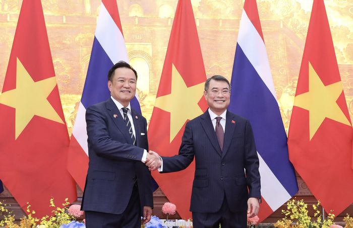 Hai nhà lãnh đạo bắt tay trước khi tiến hành hội đàm.