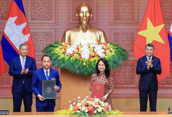 Thủ tướng Chính phủ Lê Minh Hưng và Thủ tướng Campuchia Hun Manet chứng kiến lễ trao văn kiện hợp tác. Ảnh: Đức Thanh