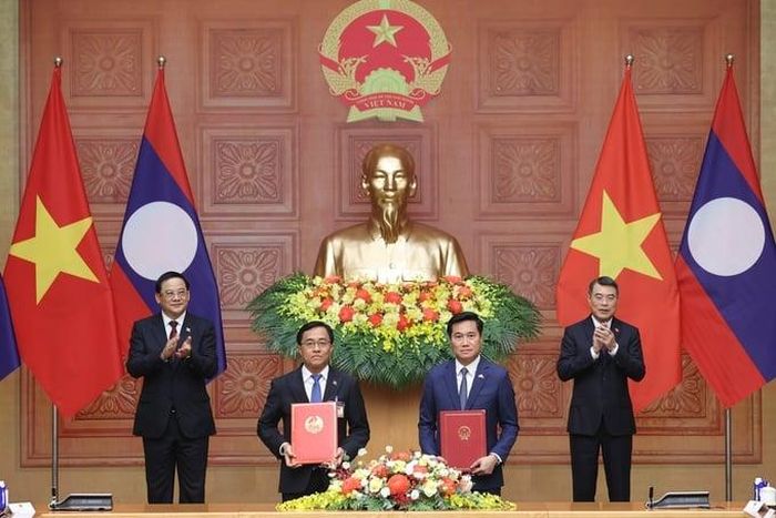  Thủ tướng Lê Minh Hưng và Thủ tướng Cộng hòa Dân chủ Nhân dân Lào Sonexay Siphandone chứng kiến trao Bản ghi nhớ giữa Chính phủ Việt Nam và Chính phủ Lào về chiến lược hợp tác trong lĩnh vực giao thông vận tải giai đoạn 2026-2035. (Ảnh: VGP) 