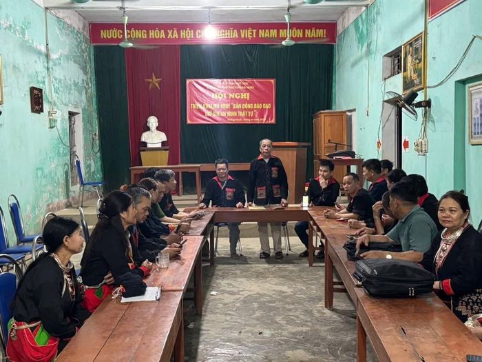 Người dân bản Dao tại Tổ 9, phường Thống Nhất tích cực tham gia họp bàn, triển khai mô hình “Bản đồng bào Dao giữ gìn ANTT”, góp phần phát huy tinh thần tự quản, xây dựng khu dân cư đoàn kết, bình yên