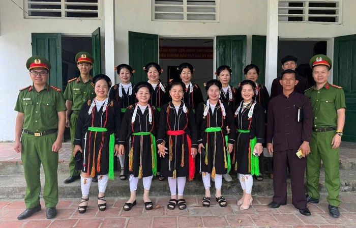Người có uy tín trong đồng bào DTTS xã Đạo Trù, tỉnh Phú Thọ đồng hành cùng lực lượng Công an xã bảo vệ an ninh trật tự, giữ vững bình yên cho mọi nhà. Ảnh: Công an xã Đạo Trù
