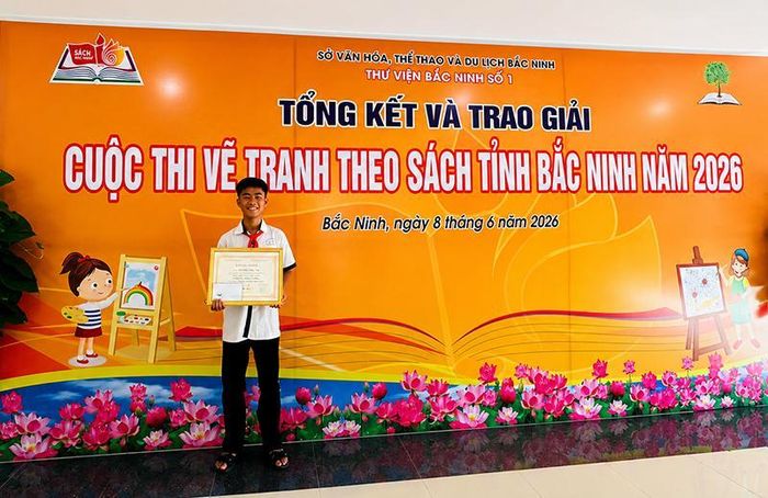em Nguyễn Đức An, học sinh lớp 7A1, Trường THCS Lê Quý Đôn hào hứng nhận giải thưởng từ Ban tổ chức