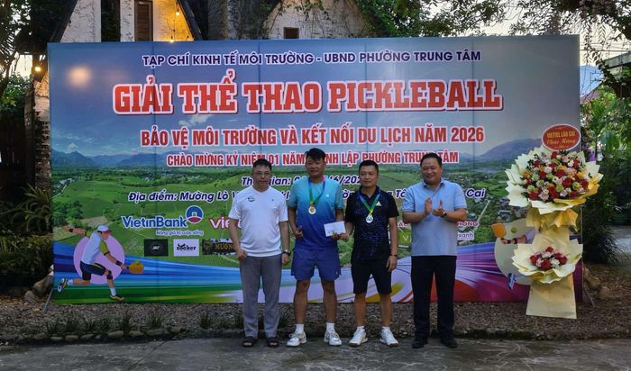 Tổng Biên tập Tạp chí Kinh tế Môi trường - ông Nguyễn Tường Quân và Chủ tịch UBND phường Trung Tâm - ông Đinh Văn Trường trao giải nhì cho cặp vận động viên Dương Nhật Quang - Đinh Võ Lâm (p. Trung Tâm, Lào Cai).