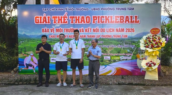 PGS.TS Trương Mạnh Tiến - Chủ tịch Hội Kinh tế Môi trường Việt Nam (phải) và Phó Bí thư thường trực Đảng ủy phường Trung Tâm - ông Chu Quốc Hoàng trao giải Nhất cho cặp đôi vận động viên Vũ Mạnh Thắng (Hà Nội) - Tô Hùng Huy (Thanh Hóa).