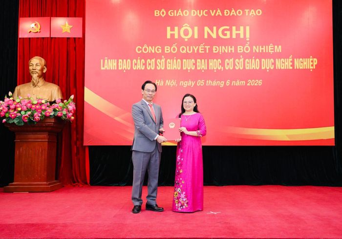 Bộ trưởng Bộ GD&amp;ĐT Hoàng Minh Sơn trao Quyết định bổ nhiệm Phó Hiệu trưởng Trường Đại học Công nghệ Kỹ thuật TP.HCM (HCM-UTE) cho TS. Trương Thị Hiền