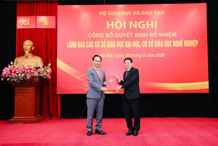  Bộ trưởng Bộ GD&amp;ĐT Hoàng Minh Sơn trao Quyết định bổ nhiệm Hiệu trưởng Trường Đại học Công nghệ Kỹ thuật TP.HCM (HCM-UTE) cho PGS.TS. Lê Hiếu Giang