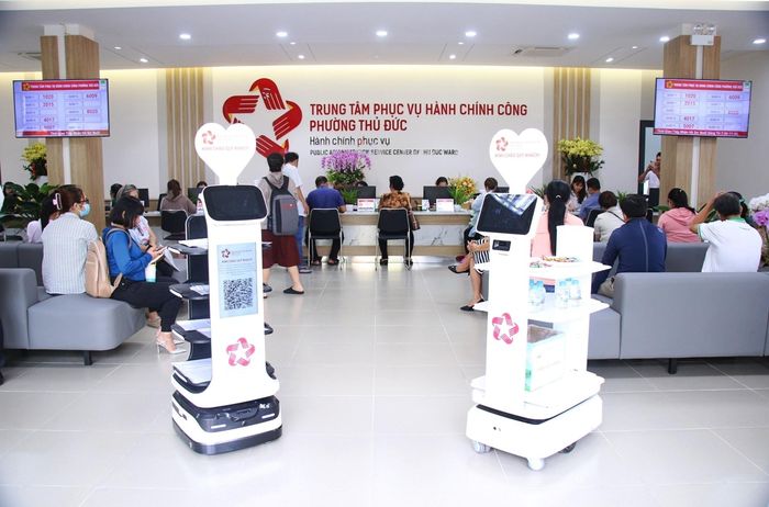 UBND TP. Hồ Chí Minh vừa ban hành Bộ Chỉ số đánh giá chuyển đổi số của thành phố đối với các đơn vị trực thuộc. Trong ảnh, robot phục vụ tiếp công dân đến làm thủ tục hành chính tại phường Thủ Đức