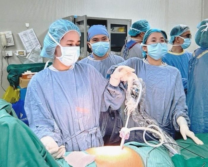 Các bác sĩ phẫu thuật điều trị cho bệnh nhân. Ảnh: BVCC