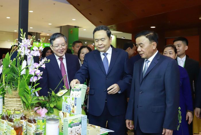 Chủ tịch Quốc hội Trần Thanh Mẫn, Thường trực Ban Bí thư Trần Cẩm Tú và các đại biểu tham quan các gian trưng bày nông sản tiêu biểu