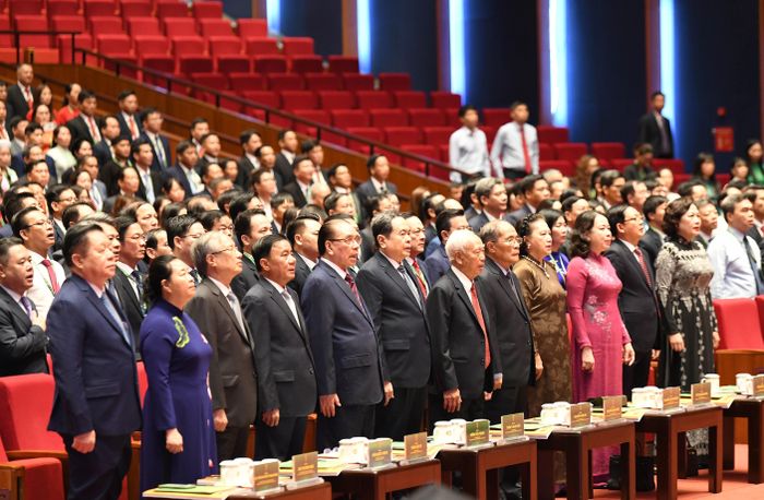 Chủ tịch Quốc hội Trần Thanh Mẫn và lãnh đạo, nguyên lãnh đạo Đảng, Nhà nước với các đại biểu thực hiện nghi thức chào cờ
