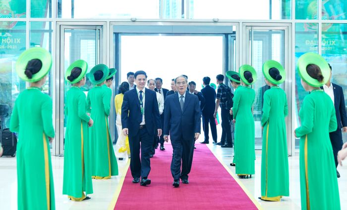 Nguyên Chủ tịch Quốc hội Nguyễn Sinh Hùng đến dự Đại hội