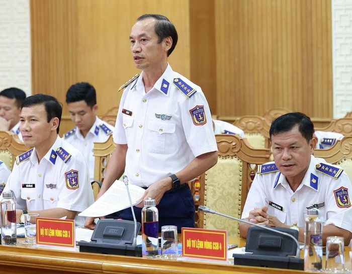 Đại tá Lê Văn Tú - Chính ủy Bộ Tư lệnh Vùng Cảnh sát biển 3 nêu một số vấn đề trong tổ chức thí điểm vòng Chung kết khu vực Cuộc thi.