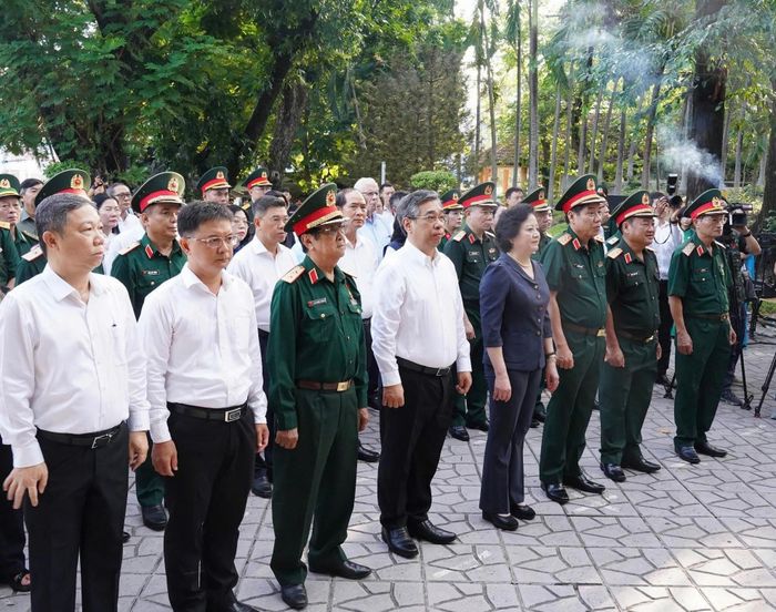 Phó Thủ tướng Chính phủ, Trưởng Ban Chỉ đạo 515 Quốc gia Phạm Thị Thanh Trà và các đại biểu dâng hoa, dâng hương tưởng niệm các Anh hùng liệt sĩ tại công viên Lê Thị Riêng