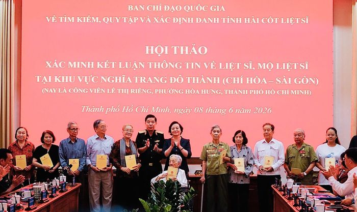 Phó Thủ tướng Chính phủ Phạm Thị Thanh Trà và Thứ trưởng Bộ Quốc phòng, Thượng tướng Nguyễn Văn Gấu trao quà cho các nhân chứng và gia đình Biệt động