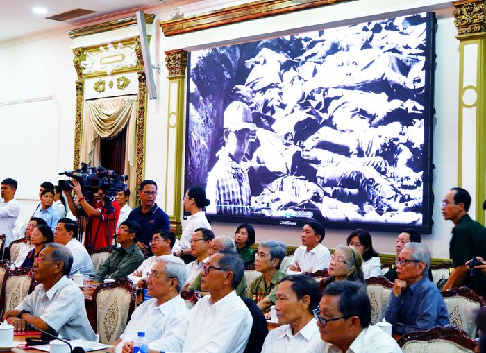 Các đại biểu tham dự hội thảo xem phim tài liệu có liên quan đến thông tin về liệt sĩ, mộ liệt sĩ trong thời kỳ kháng chiến