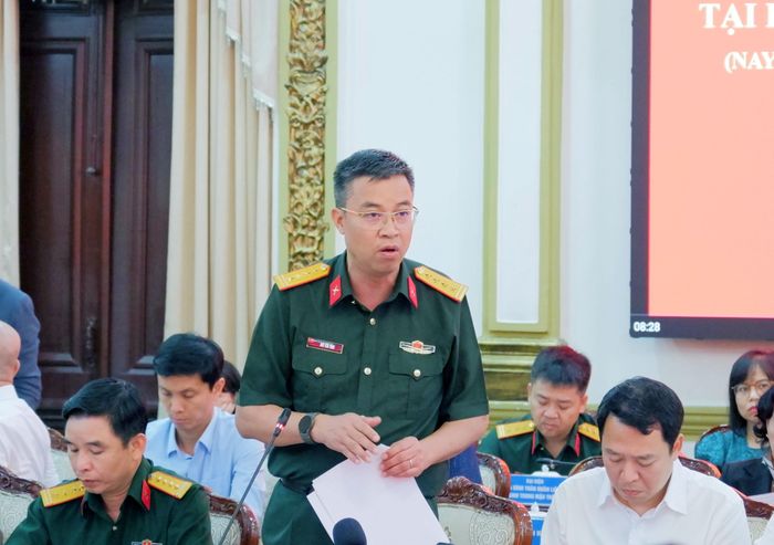 Phó Cục trưởng Cục Tác chiến, Bộ Tổng tham mưu, Đại tá Bùi Yên Tĩnh phát biểu tại hội thảo