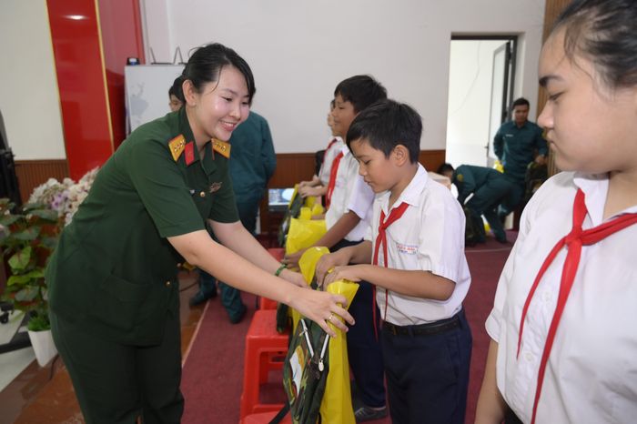 Chủ tịch Hội Phụ nữ cơ quan Bộ CHQS tỉnh An Giang, Thượng úy Trần Huỳnh Thị Lê Huyền trao quà đến các em học sinh. Ảnh: Phương Vũ
