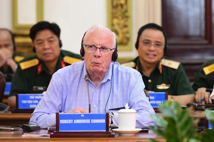 Ông Robert Ambrose Connor - cựu trung sĩ cảnh sát bảo vệ sân bay Biên Hòa chia sẻ tại hội thảo. Ảnh: Hoa Lê