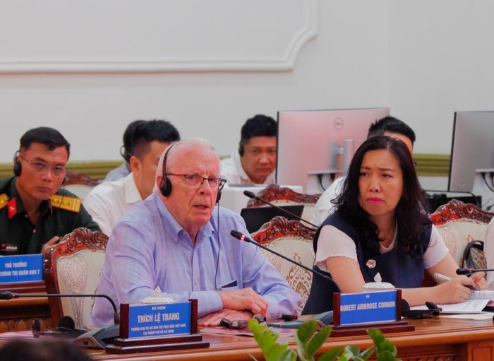 Ông Robert Ambrose Connor - cựu trung sĩ cảnh sát bảo vệ sân bay Biên Hòa chia sẻ tại hội thảo. Ảnh: Hoa Lê