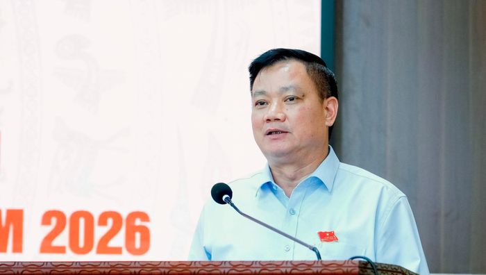 Bí thư Tỉnh ủy, Trưởng Đoàn ĐBQH tỉnh Nguyễn Khắc Thận tiếp thu, giải trình, trao đổi tại hội nghị tiếp xúc cử tri