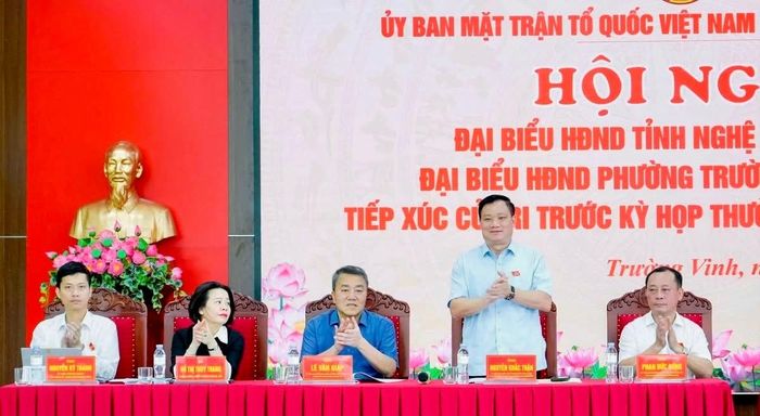 Bí thư Tỉnh ủy, Trưởng Đoàn ĐBQH tỉnh Nguyễn Khắc Thận và các đại biểu tiếp xúc cử tri phường Trường Vinh
