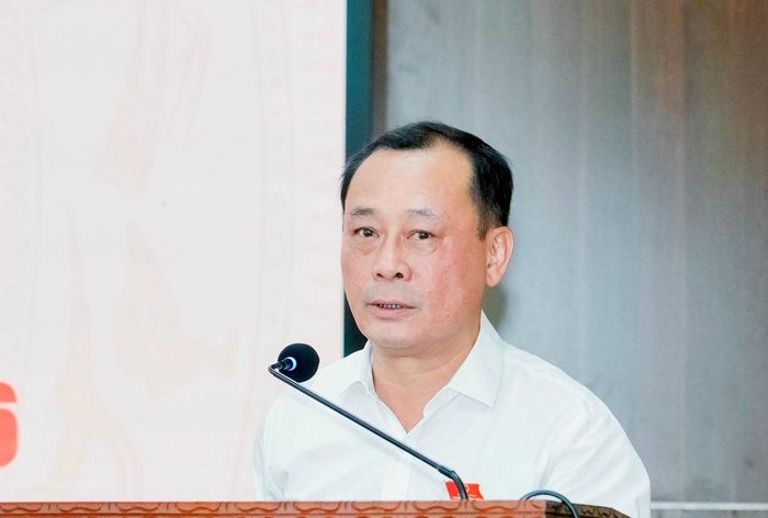 Bí thư Đảng ủy, Chủ tịch HĐND phường Trường Vinh Phan Đức Đồng báo cáo tại hội nghị tiếp xúc cử tri