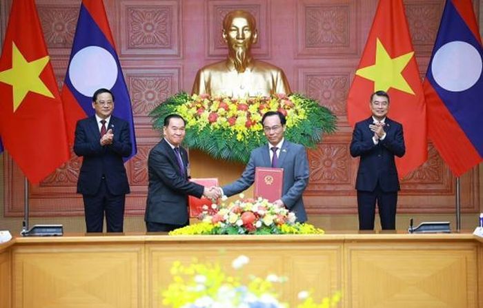 Bộ trưởng Bộ GD-ĐT Việt Nam Hoàng Minh Sơn và Ủy viên Bộ Chính trị, Phó Thủ tướng, Bộ trưởng Bộ Giáo dục và Thể thao Lào Thongsalith Mangnomek đã trao Bản ghi nhớ về hợp tác triển khai dạy tiếng Lào tại Việt Nam, tăng cường dạy tiếng Việt tại Lào và tiếp nhận học sinh Lào sang học tại các trường phổ thông nội trú tại Việt Nam