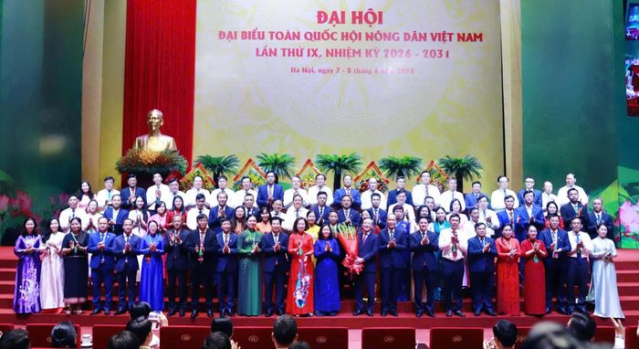 Chủ tịch Ủy ban Trung ương Mặt trận Tổ quốc Việt Nam Bùi Thị Minh Hoài tặng hoa chúc mừng Ban Chấp hành Trung ương Hội Nông dân Việt Nam khóa IX, nhiệm kỳ 2026-2031. Ảnh: Lâm Hiển