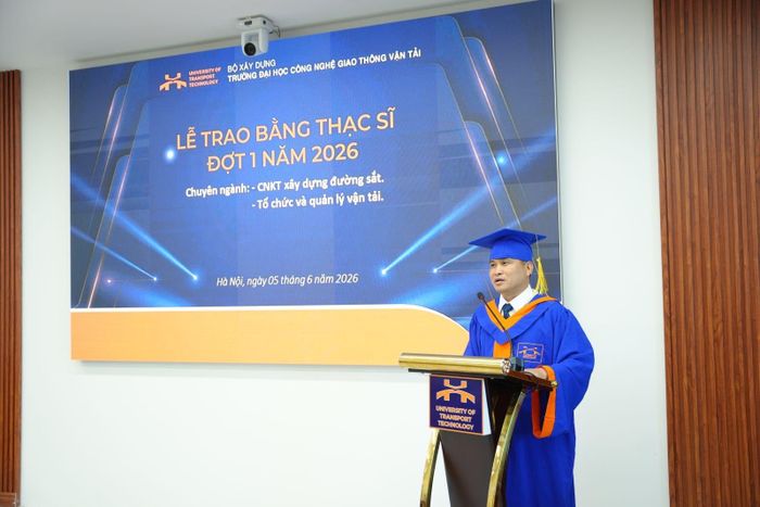 Học viên Đỗ Hồng Sơn - đại diện các tân thạc sĩ phát biểu tri ân tại buổi lễ