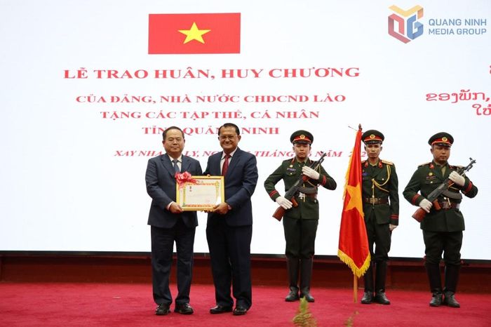 Bí thư Tỉnh ủy, Trưởng Đoàn ĐBQH tỉnh Quản Minh Cường thay mặt tỉnh Quảng Ninh đón nhận Huân chương Lao động hạng Nhất của nước Cộng hòa Dân chủ Nhân dân Lào trao tặng cho tỉnh