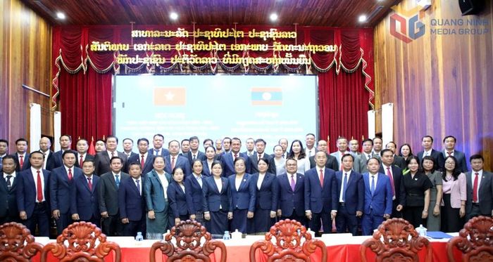 Đoàn đại biểu tỉnh Quảng Ninh và 3 tỉnh Xayaburi, Louangphabang,Houaphanh chụp ảnh lưu niệm