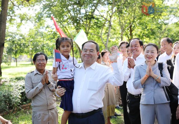 Đoàn công tác của tỉnh Quảng Ninh đến thăm Trường Dân tộc nội trú tỉnh Xayaburi (Lào)