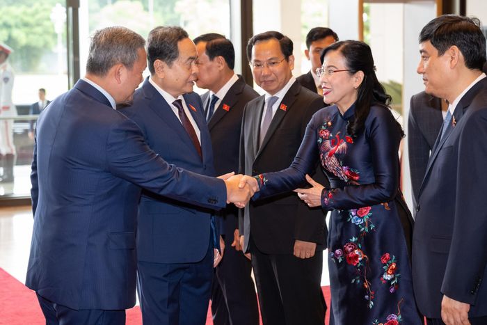 Chủ tịch Quốc hội Trần Thanh Mẫn giới thiệu với Thủ tướng Campuchia Hun Manet các thành viên đoàn đại biểu Việt Nam