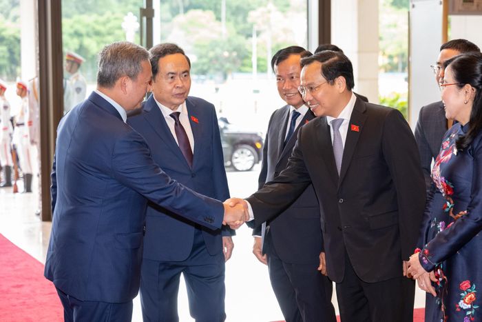 Chủ tịch Quốc hội Trần Thanh Mẫn giới thiệu với Thủ tướng Campuchia Hun Manet các thành viên đoàn đại biểu Việt Nam