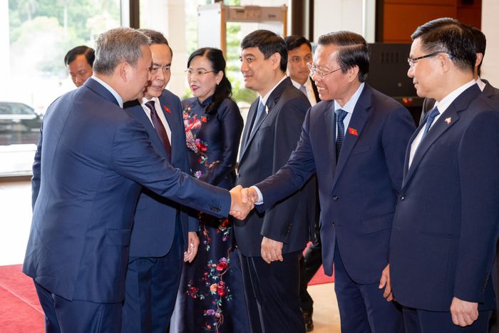 Chủ tịch Quốc hội Trần Thanh Mẫn giới thiệu với Thủ tướng Campuchia Hun Manet các thành viên đoàn đại biểu Việt Nam