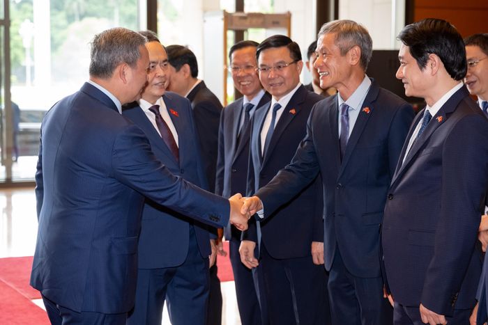 Chủ tịch Quốc hội Trần Thanh Mẫn giới thiệu với Thủ tướng Campuchia Hun Manet các thành viên đoàn đại biểu Việt Nam