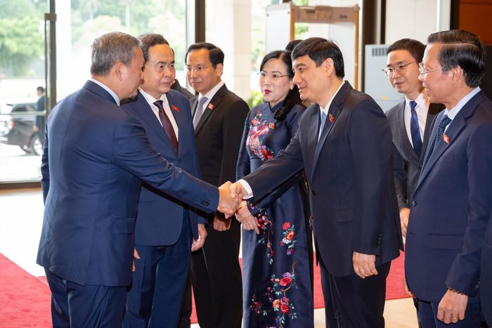 Chủ tịch Quốc hội Trần Thanh Mẫn giới thiệu với Thủ tướng Campuchia Hun Manet các thành viên đoàn đại biểu Việt Nam