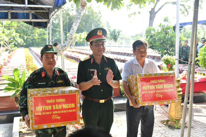 Thiếu tướng Huỳnh Văn Ngon, Phó Chính ủy Quân khu 9, Trưởng Ban Chỉ đạo 515 Quân khu 9, tặng quà và động viên các đội lấy mẫu hài cốt liệt sĩ