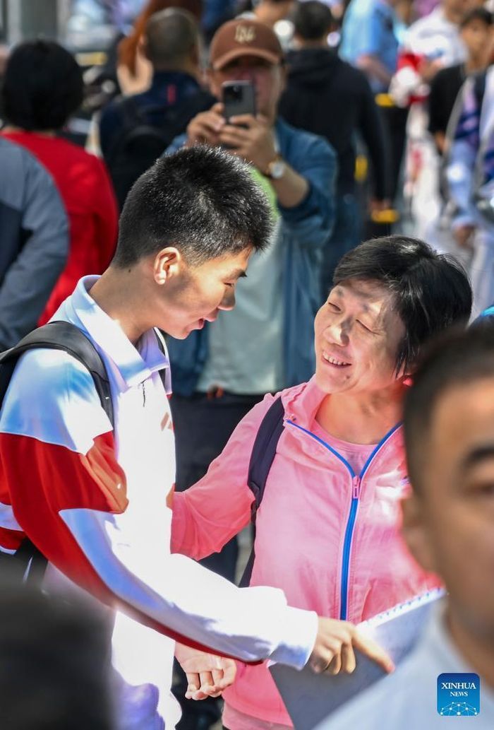 Trong kỳ thi Gaokao của Trung Quốc, hàng triệu phụ huynh tập trung trước các điểm thi từ sáng sớm. Ảnh: Tân Hoa Xã