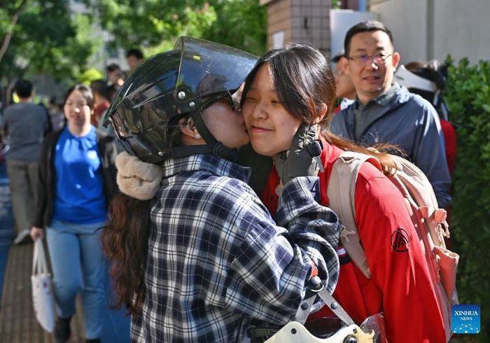 Sự hiện diện của cha mẹ có thể giúp học sinh cảm thấy được hỗ trợ và giảm bớt cảm giác đơn độc trong giai đoạn áp lực. Ảnh: Tân Hoa Xã