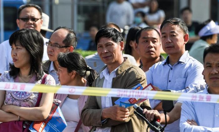 Ở châu Á, các kỳ thi lớn luôn là câu chuyện của cả gia đình. Ảnh: Tân Hoa Xã