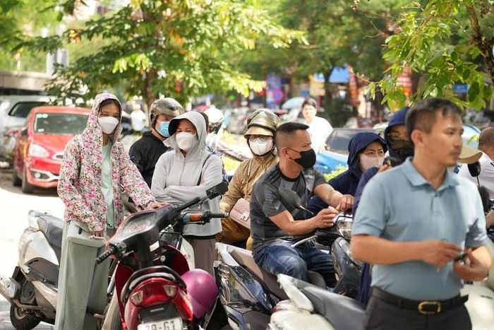 Hình ảnh phụ huynh chờ con ngoài điểm thi với rất nhiều cảm xúc có thể thấy trong bất cứ một kỳ thi nào ở Việt Nam. Ảnh: VGP/