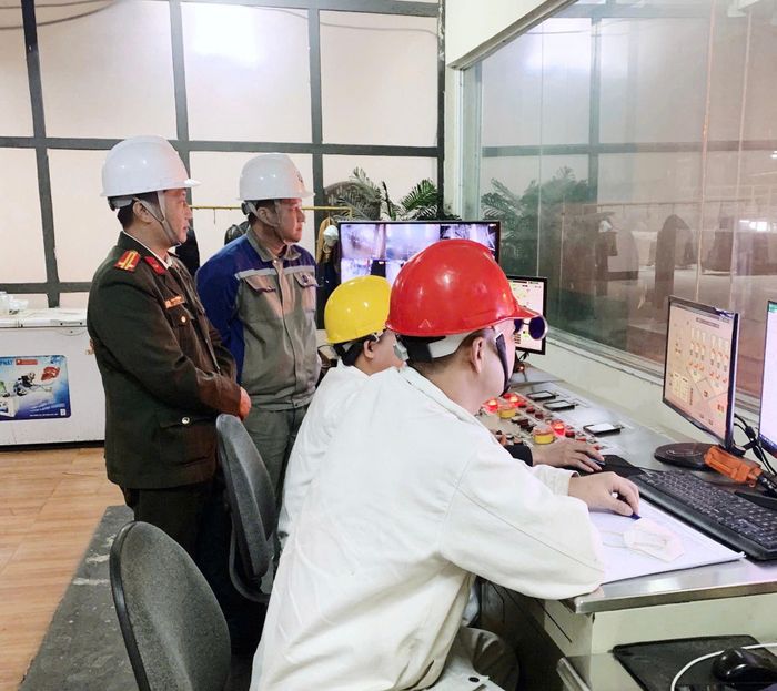 Phòng An ninh kinh tế, Công an tỉnh Tuyên Quang kiểm tra hệ thống camera giám sát an ninh tại Công ty Gang thép Tuyên Quang. (Ảnh: CATN)