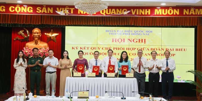 Đoàn ĐBQH TP. Đồng Nai ký kết quy chế phối hợp với các cơ quan hữu quan. Ảnh: Văn Dũng