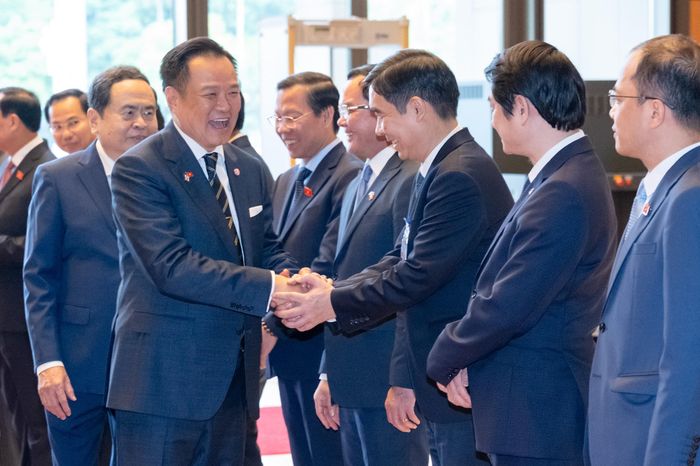 Chủ tịch Quốc hội Trần Thanh Mẫn giới thiệu với Thủ tướng Thái Lan Anutin Charnvirakul các thành viên đoàn đại biểu Việt Nam