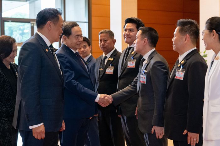 Thủ tướng Thái Lan Anutin Charnvirakul giới thiệu với Chủ tịch Quốc hội Trần Thanh Mẫn các thành viên đoàn đại biểu Thái Lan
