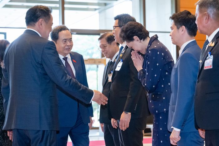 Thủ tướng Thái Lan Anutin Charnvirakul giới thiệu với Chủ tịch Quốc hội Trần Thanh Mẫn các thành viên đoàn đại biểu Thái Lan