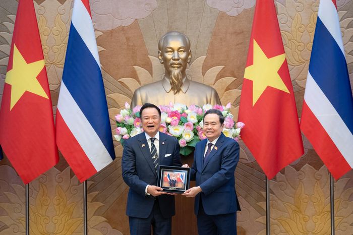Chủ tịch Quốc hội Trần Thanh Mẫn trao quà lưu niệm tặng Thủ tướng Thái Lan Anutin Charnvirakul