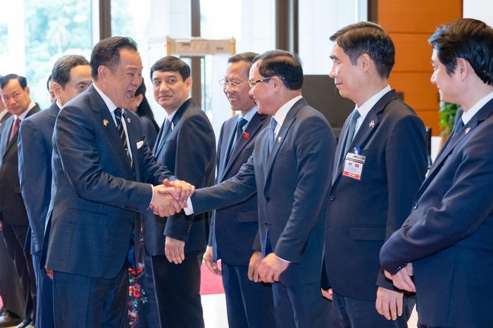 Chủ tịch Quốc hội Trần Thanh Mẫn giới thiệu với Thủ tướng Thái Lan Anutin Charnvirakul các thành viên đoàn đại biểu Việt Nam